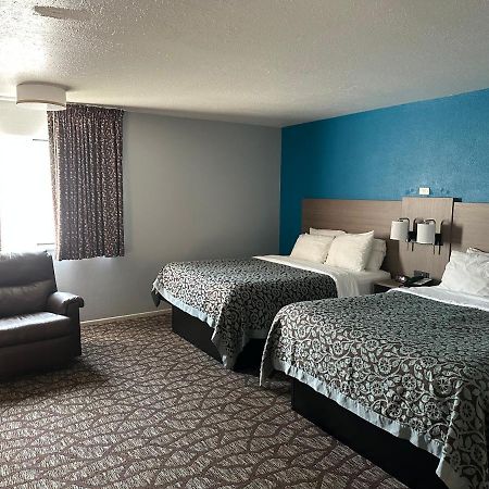 Hotel Baymont By Wyndham Manistee Esterno foto