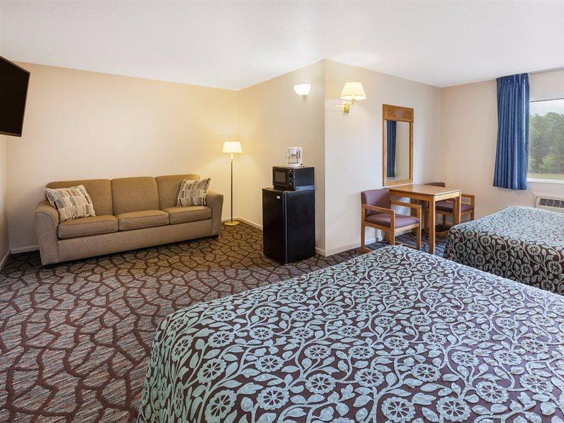 Hotel Baymont By Wyndham Manistee Esterno foto