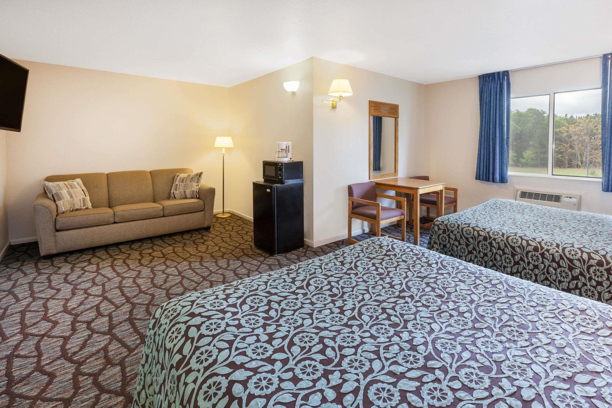 Hotel Baymont By Wyndham Manistee Esterno foto