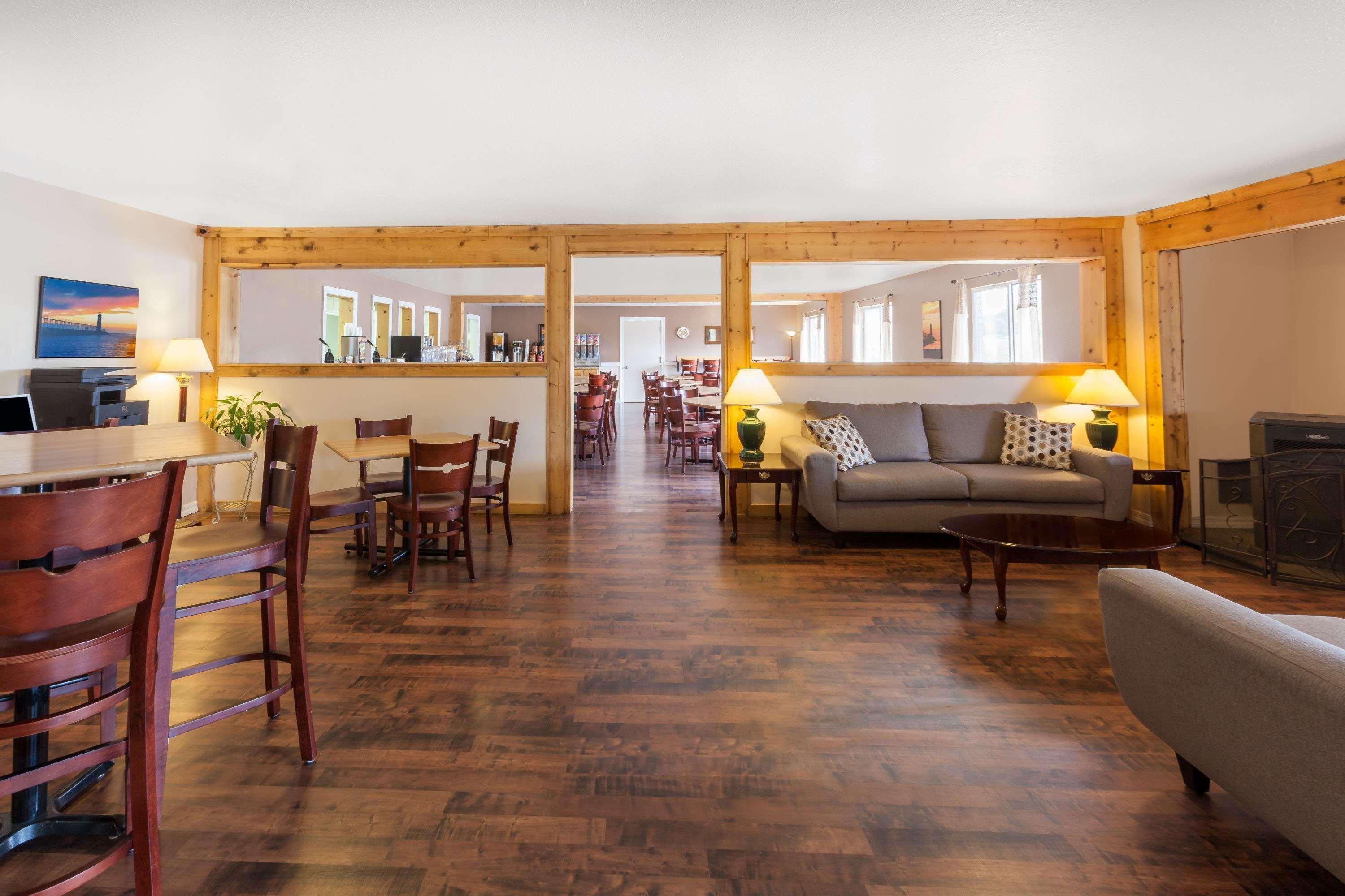 Hotel Baymont By Wyndham Manistee Esterno foto