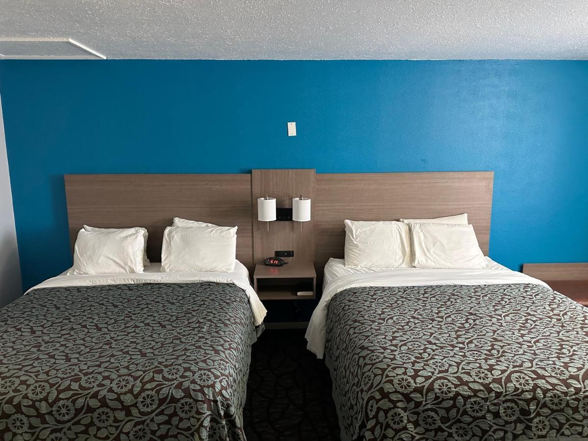 Hotel Baymont By Wyndham Manistee Esterno foto