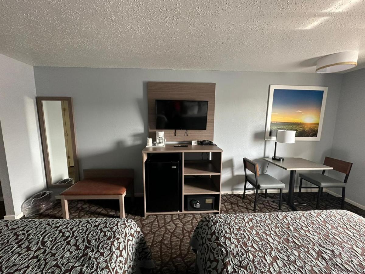Hotel Baymont By Wyndham Manistee Esterno foto