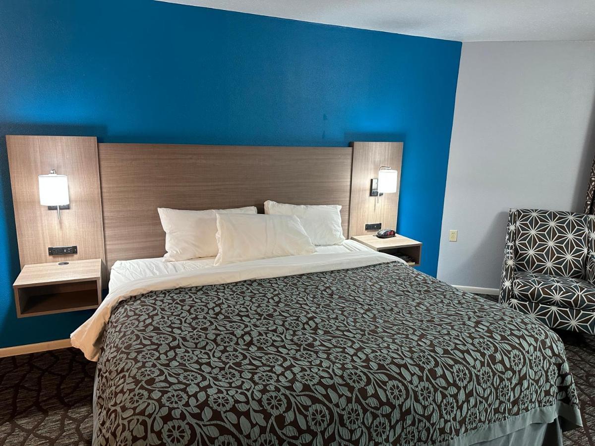 Hotel Baymont By Wyndham Manistee Esterno foto
