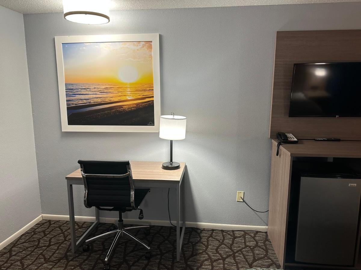 Hotel Baymont By Wyndham Manistee Esterno foto