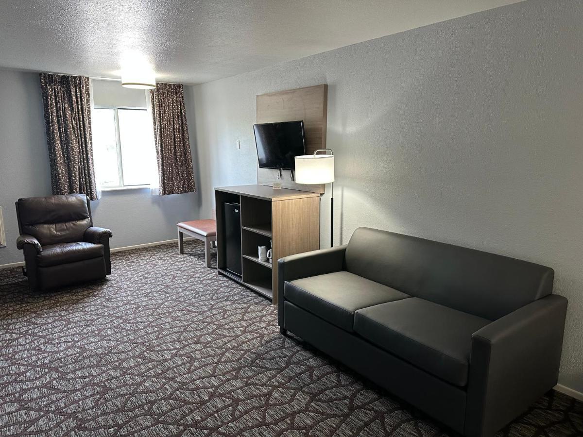 Hotel Baymont By Wyndham Manistee Esterno foto