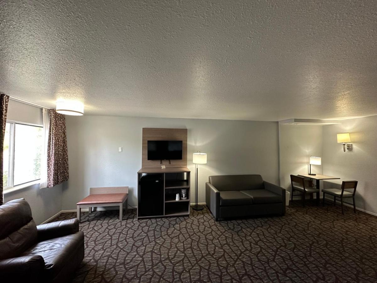 Hotel Baymont By Wyndham Manistee Esterno foto